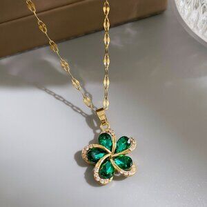 Flower Shaped Pendant Necklace